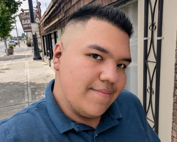 Selfie of Jose walking on a sidewalk.