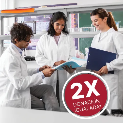 Tres investigadores de la diabetes discutiendo sobre la investigación de la diabetes en un laboratorio.