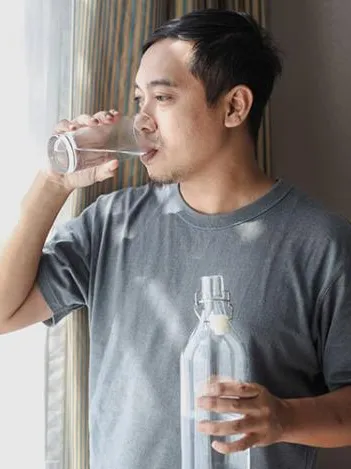 asian-man-drink-mineral-water-HL