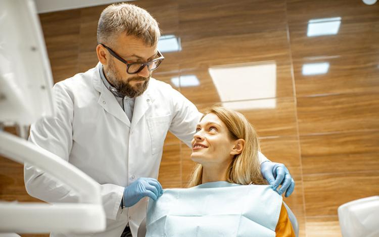 Dentist-with-patient